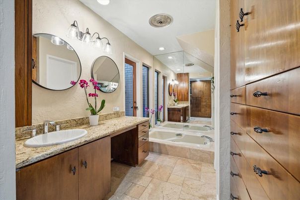 Bathroom, Dual Sink Vanities, Interior, Recessed Lighting