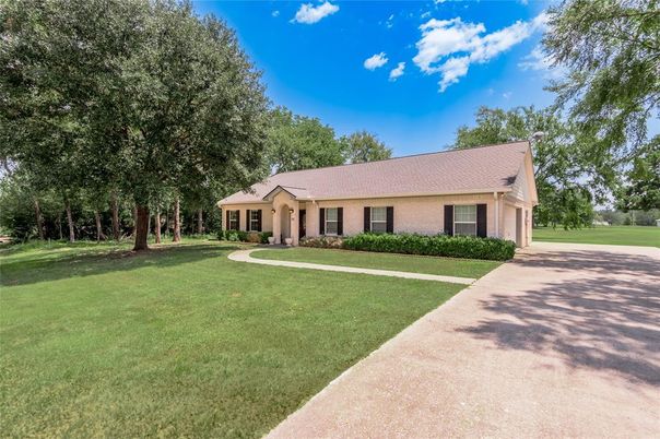 Backyard, Exterior, Facade, Brick Facade, Ranch