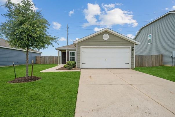 Attached, Exterior, Facade, Ranch