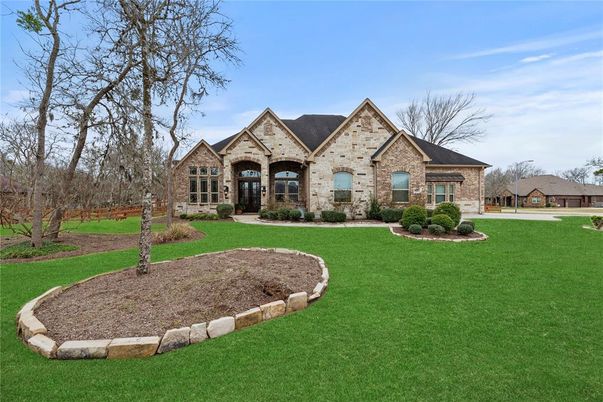 Backyard, Exterior, Facade, Brick Facade, Brick Traditional