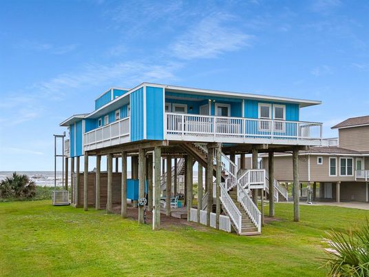 Backyard, Exterior, Facade, Modern