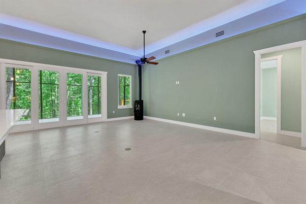 Empty room, Interior