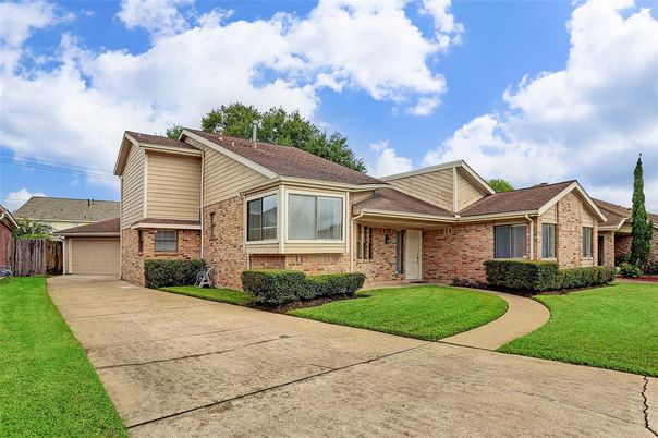 Exterior, Facade, Brick Facade, Split Level