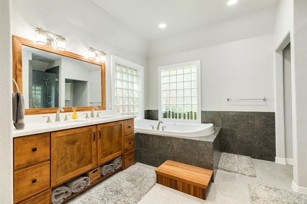 Bathroom, Dual Sink Vanities, Interior, Recessed Lighting