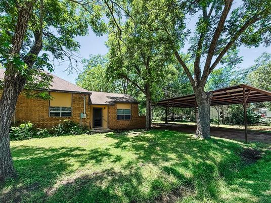 Backyard, Exterior, Facade, Brick Facade, Ranch