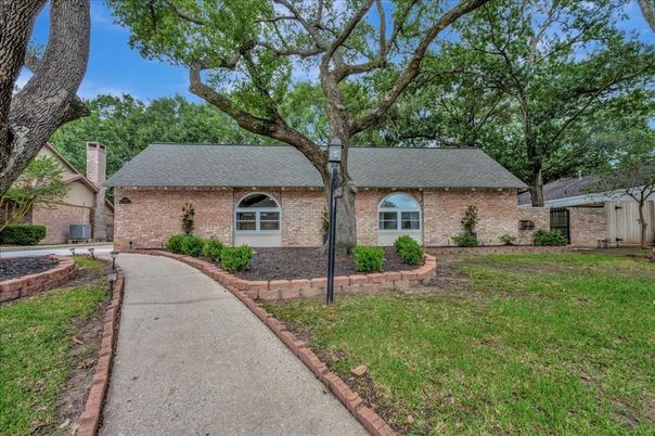 Exterior, Facade, Brick Facade, Ranch