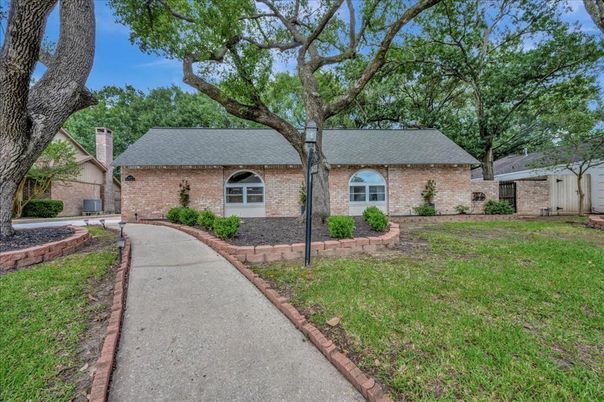 Backyard, Exterior, Facade, Brick Facade, Ranch