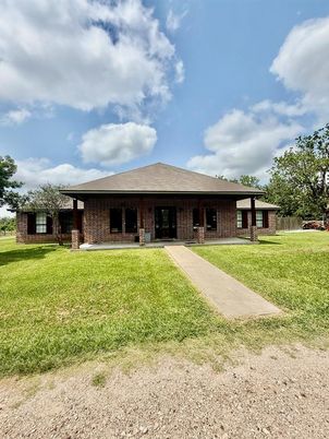 Backyard, Exterior, Facade, Brick Facade, Ranch