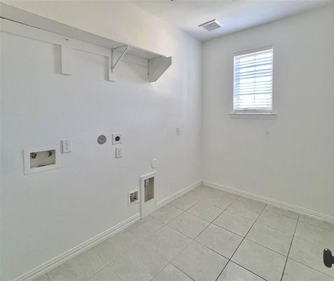 Empty room, Interior