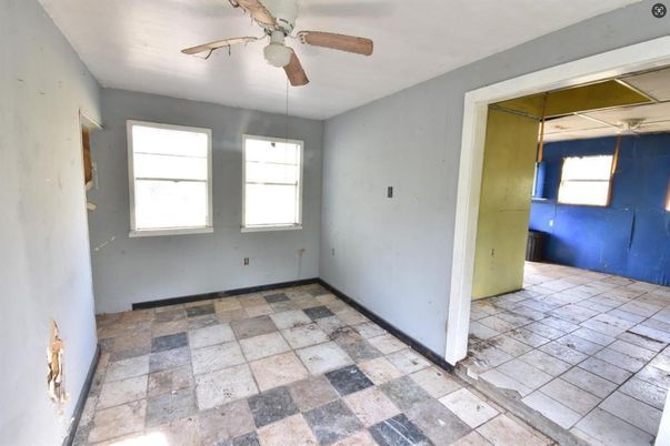 Empty room, Interior