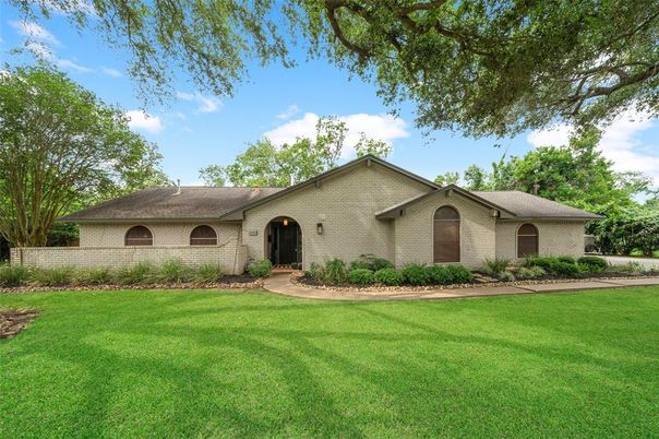 Backyard, Exterior, Facade, Brick Facade, Ranch