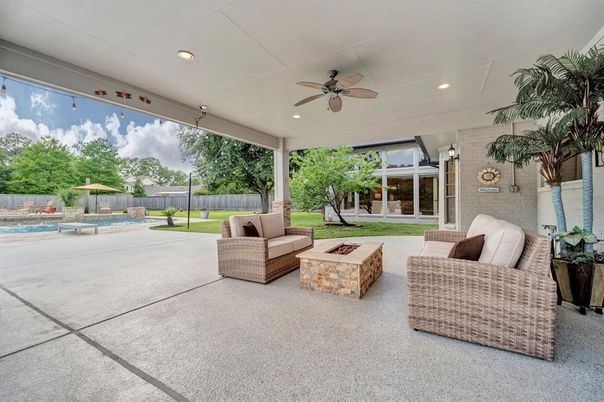 Exterior, Pool, Recessed Lighting