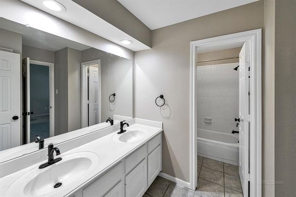 Bathroom, Dual Sink Vanities, Interior, Recessed Lighting