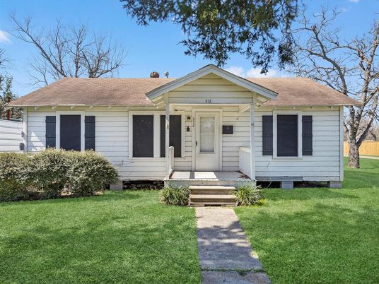 Exterior, Facade, Cape Cod