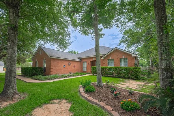 Exterior, Facade, Brick Facade, Ranch