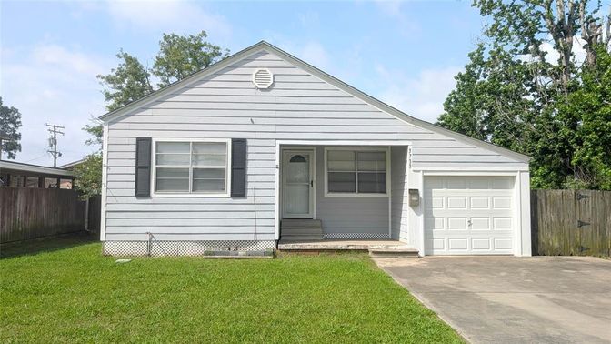 Attached, Exterior, Facade, Ranch