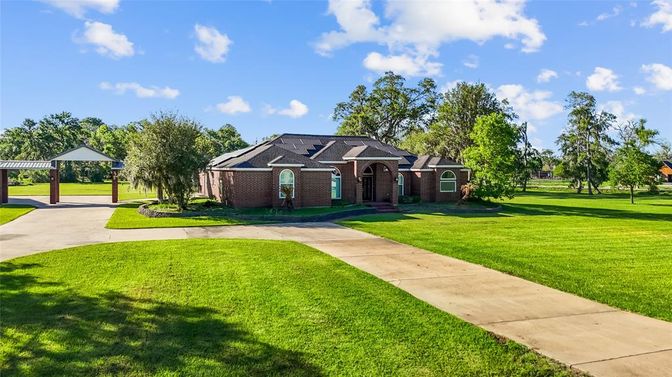 Backyard, Exterior, Facade, Brick Facade, Ranch