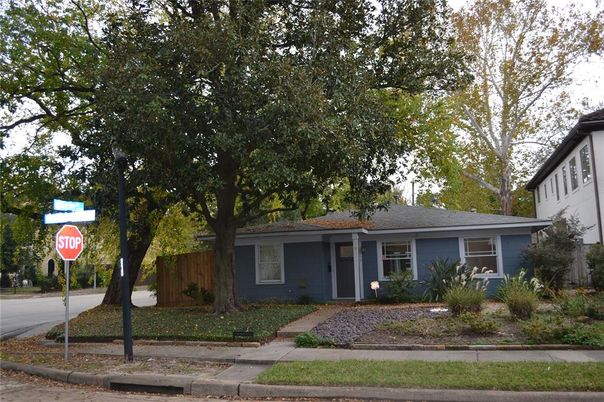 Exterior, Facade, Ranch
