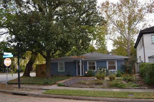 Exterior, Facade, Ranch