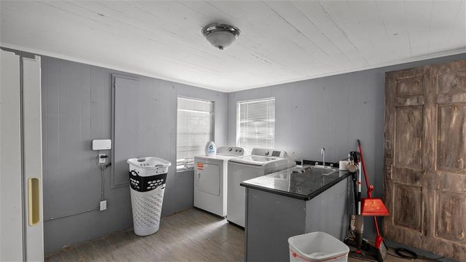 Interior, Washer, Wood Texture Flooring