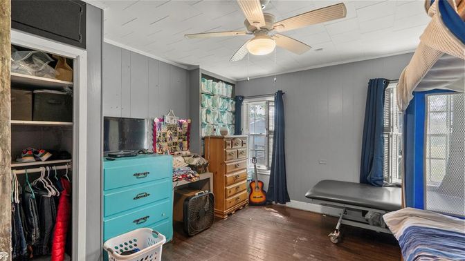 Interior, Walk-in Closets, Wood Texture Flooring