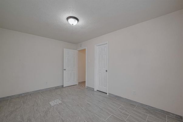 Empty room, Interior