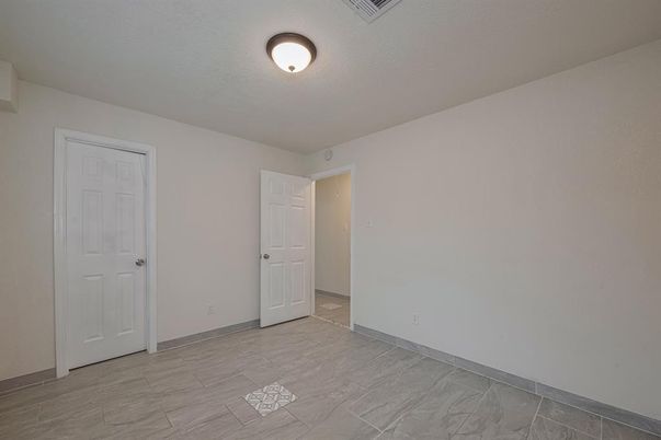 Empty room, Interior