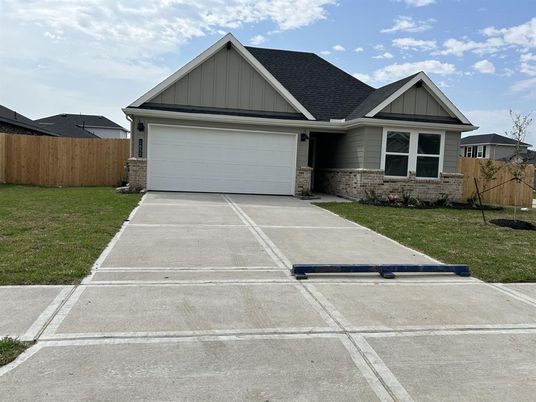 Attached, Exterior, Facade, Ranch