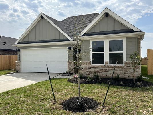 Attached, Exterior, Facade, American Craftsman