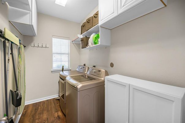 Interior, Washer, Wood Texture Flooring