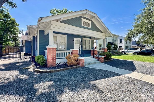 Exterior, Facade, American Craftsman