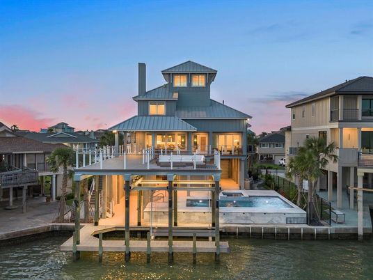 Exterior, Lake