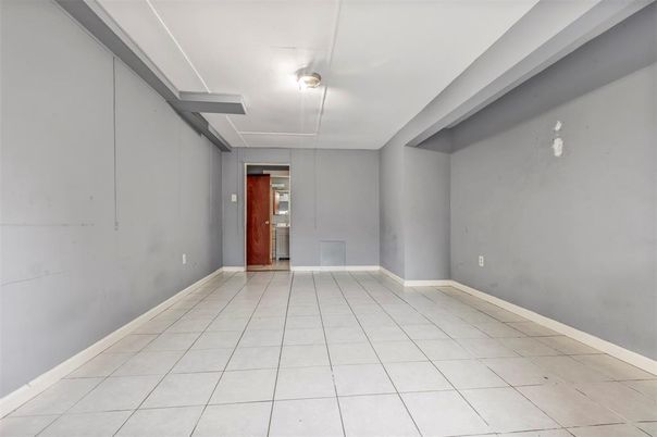 Empty room, Interior