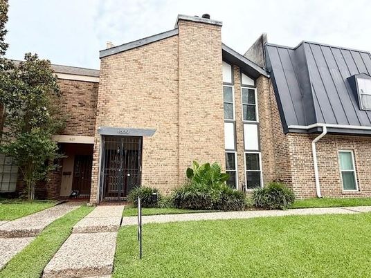 Backyard, Exterior, Facade, Brick Facade, Brick Traditional