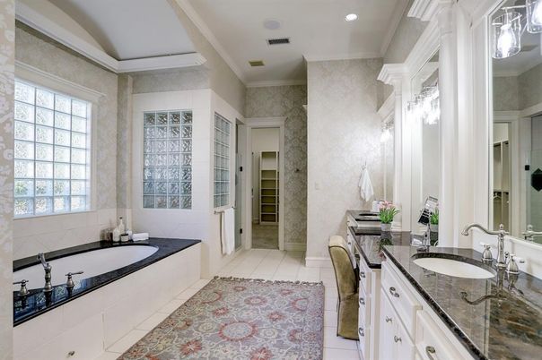 Bathroom, Dual Sink Vanities, Interior, Recessed Lighting