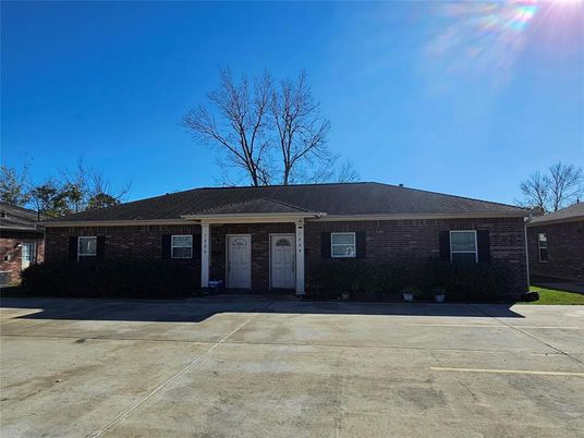 Exterior, Facade, Brick Facade, Ranch