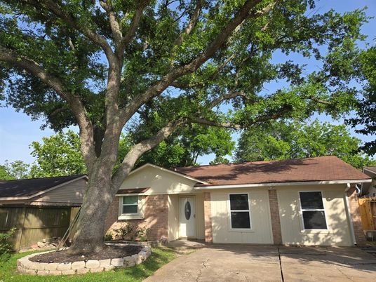 Exterior, Facade, Brick Facade, Ranch