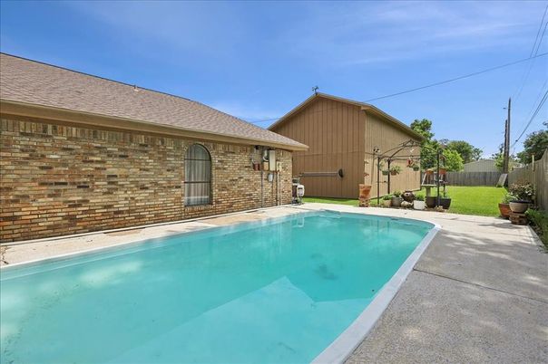 Exterior, Pool