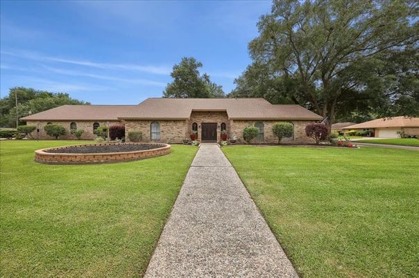 Backyard, Exterior, Facade, Brick Facade, Ranch