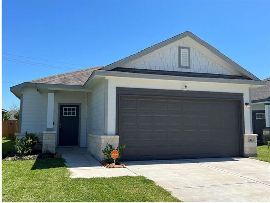 Attached, Exterior, Facade, American Craftsman