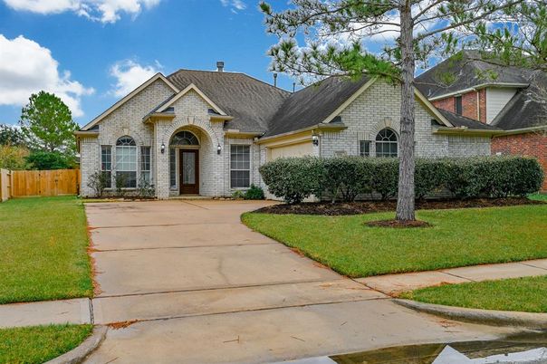 Attached, Exterior, Facade, Brick Traditional