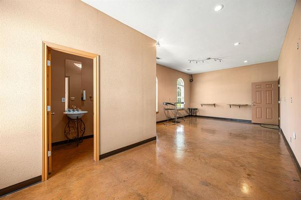 Empty room, Interior, Recessed Lighting