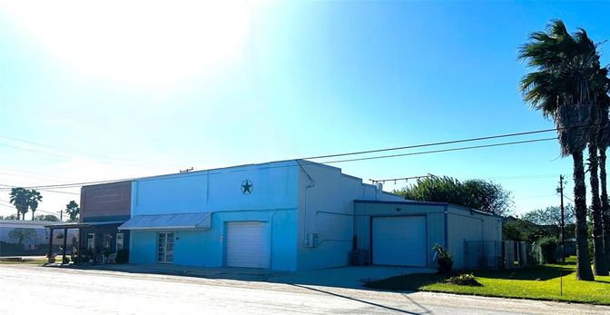Attached, Exterior, Facade, Solar Panels, Modern