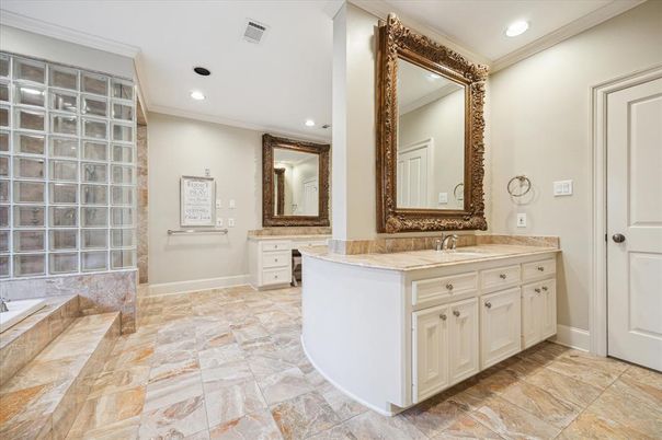 Bathroom, Dual Sink Vanities, Interior, Recessed Lighting