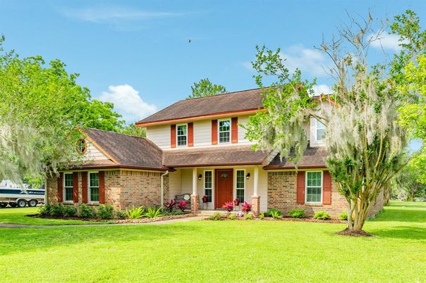 Backyard, Exterior, Facade, Brick Facade, Split Level