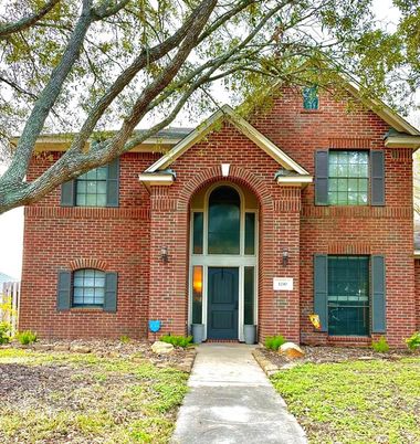 Exterior, Facade, Brick Facade, Brick Traditional