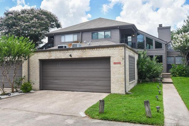 Attached, Exterior, Facade, Split Level