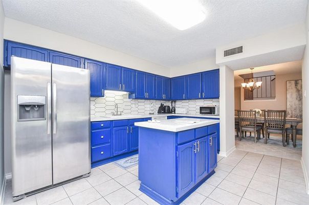 Chandelier, Dining room, Interior, Kitchen, Stainless Steel Appliances
