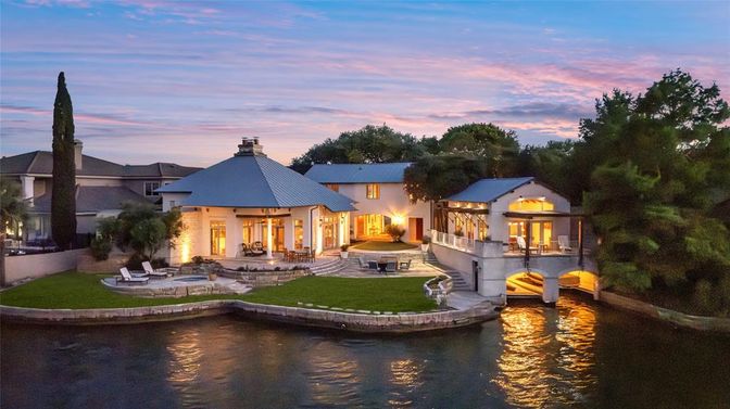 Exterior, Pool, Water