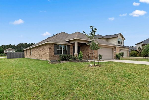 Attached, Backyard, Exterior, Facade, Brick Facade, Ranch
